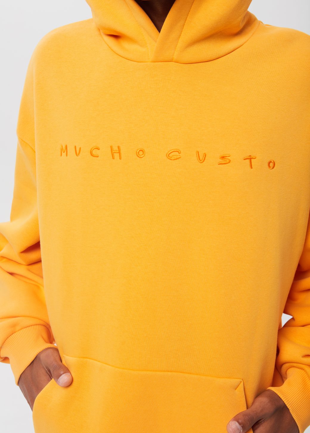 Яркая oversize худи